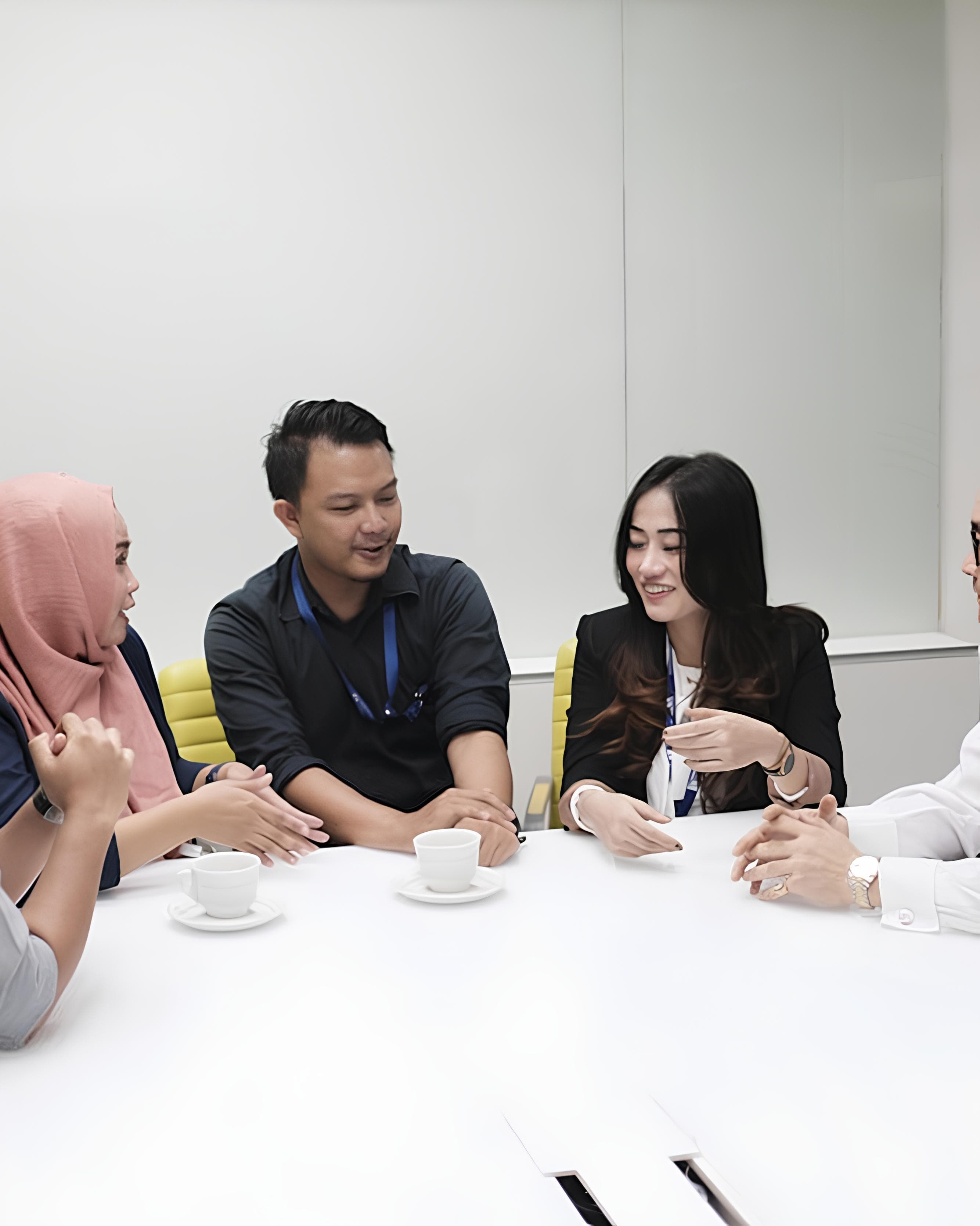 Tim Eternal Kreasi sedang berdiskusi